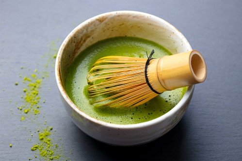 Matcha (mit dem charakteristischen Pinsel für die Zubereitung) ist ein fantastischer Begleiter der edlen Küche. 