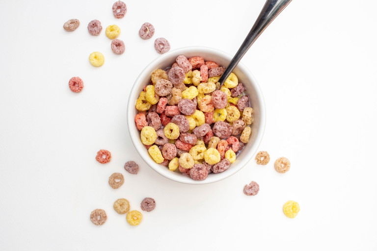 Viele Cornflakes werden durch den Extrusionsprozess hergestellt, der Getreide unter hohem Druck und Temperaturen formt und aufbläht, bevor es getrocknet und aromatisiert wird.