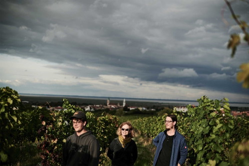 Heidi Schröck und ihre Söhne Georg und Johannes produzieren aus den autochthonen Sorten der Region Rust einige der gesuchtesten Weiß-, Rosé-, Rot- und Süßweine Österreichs.
