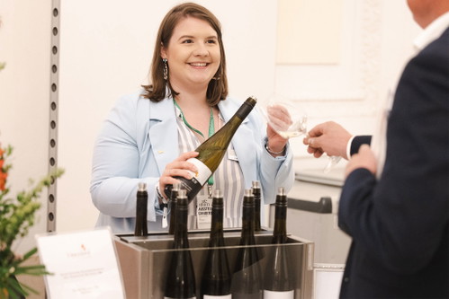 Lisa Paschinger vom Bio Weingut Urbanihof Paschinger ist eine von zahlreichen Winzer:innen, die auf der VieVinum Future Academy eine entalkoholisierte Weinvariante präsentieren werden.