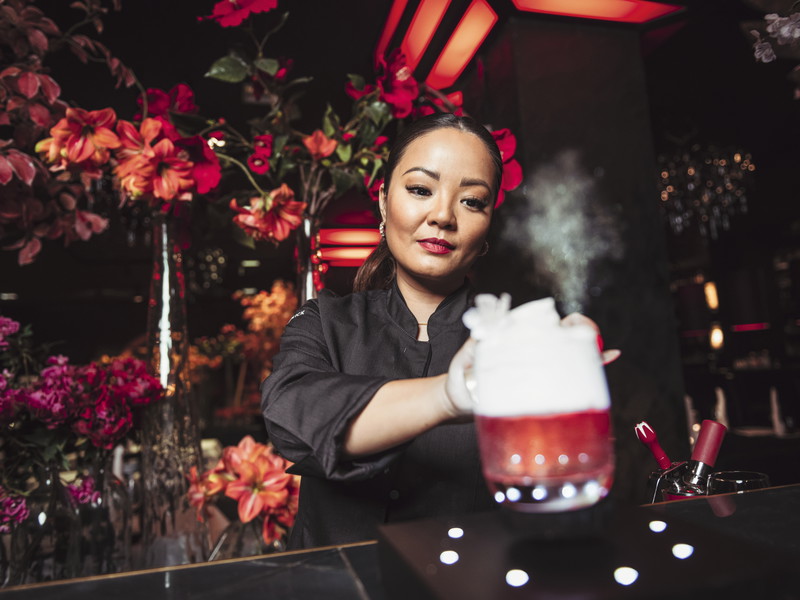 Linh Nguyen (geboren 1988 in Berlin) ist eine mehrfach ausgezeichnete Bartenderin und Pionierin der alkoholfreien Mixologie. Sie gewann 2022 den internationalen Titel der »Lady Amarena World« und wurde damit zur besten Barkeeperin der Welt gekürt. Zuvor entschied sie bereits den »1st European Bartender Cup« für sich.