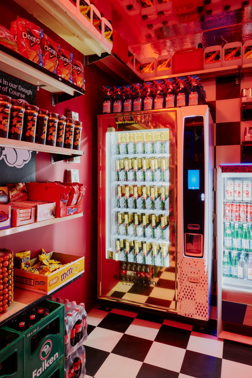 Ein Getränkeautomat mit Moët &amp; Chandon-Champagner.