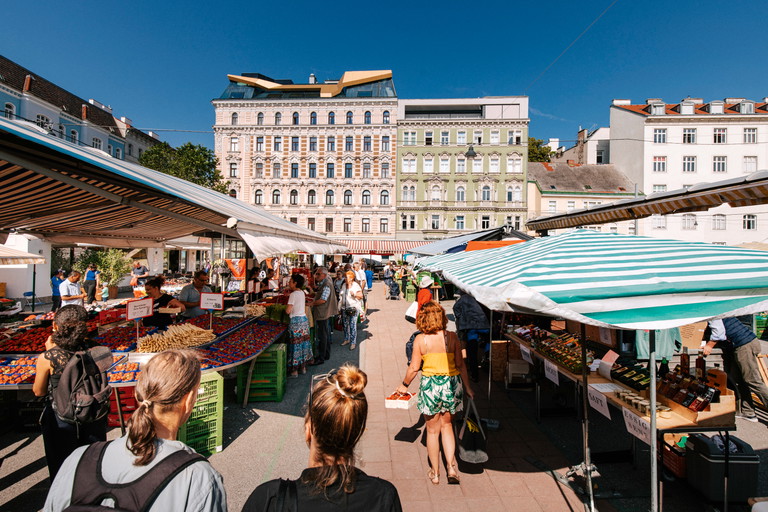 Den Karmelitermarkt gibt es schon seit 1671. Besonders erlebenswert ist der Bauernmarkt am Samstag.