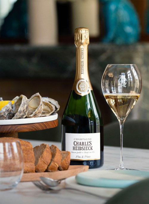 Das Champagnerhaus Charles Heidsieck bewirtschaftet rund sechzig Hektar vollständig nachhaltig und ist für seine hohen ökologischen Standards zertifiziert. Dank langer Reifung zeichnen sich die Champagner durch außergewöhnliche Tiefe und Komplexität aus. 