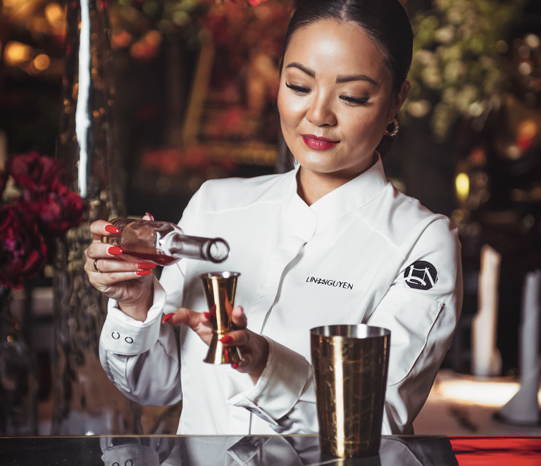Linh Nguyen (geboren 1988 in Berlin) ist eine mehrfach ausgezeichnete Bartenderin und Pionierin der alkoholfreien Mixologie. Sie gewann 2022 den internationalen Titel der »Lady Amarena World« und wurde damit zur besten Barkeeperin der Welt gekürt. Zuvor entschied sie bereits den »1st European Bartender Cup« für sich.