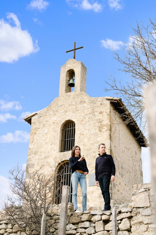 Caroline Frey und Peter Gago vor der namensgebenden Kapelle. 