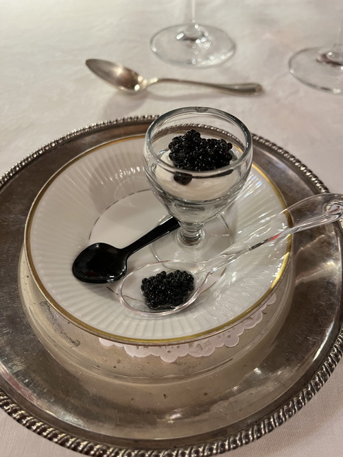 Caviale ferrarese al cucchiaino e bicchierino di panna acida e caviale