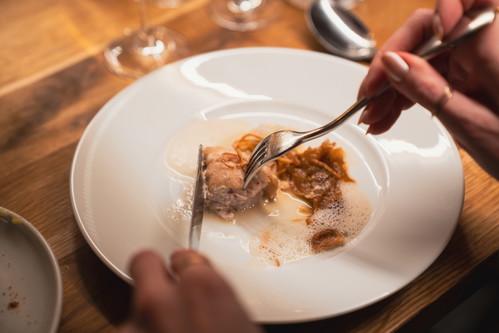 Zartes Kalbsbries mit karamellisieren und Röstzwiebeln, Speckschaum und Apfel