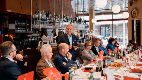 Rudi Bindella Senior spricht an der Jubiläumsfeier vor Gastronom:innen und Journalist:innen. 