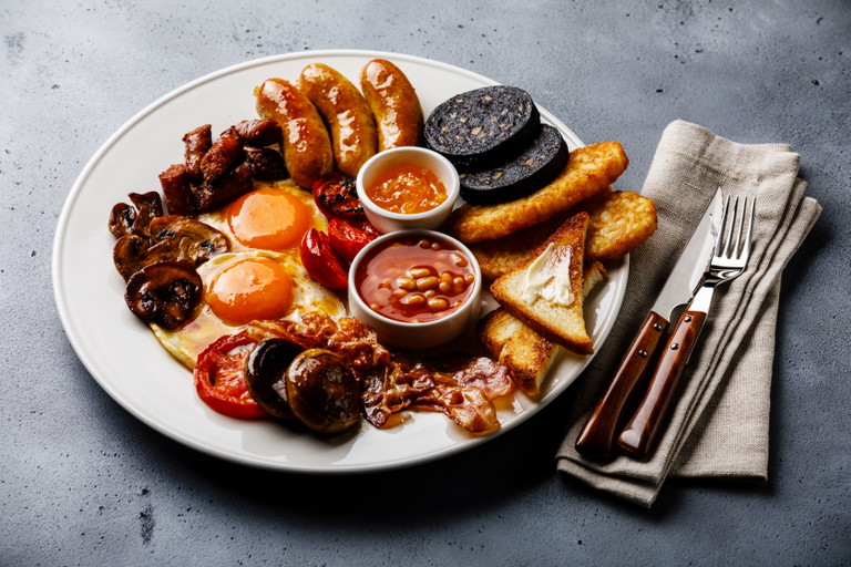 Ein klassisches englisches Frühstück mit herzhaften Komponenten.