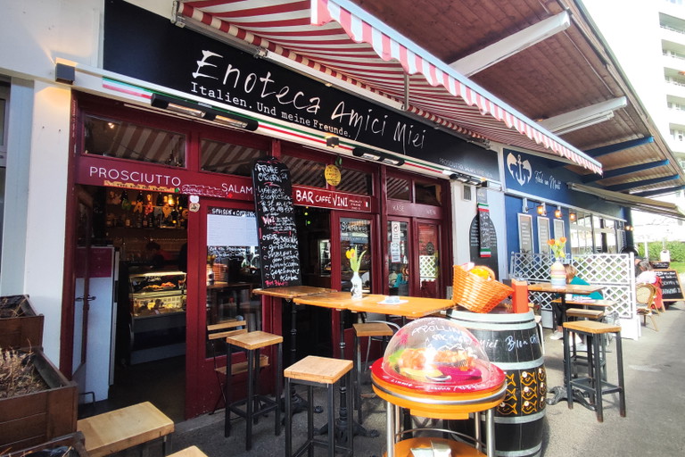 Authentisch: In der
»Enoteca Amici Miei« trifft sich am Vorgartenmarkt die Nachbarschaft.