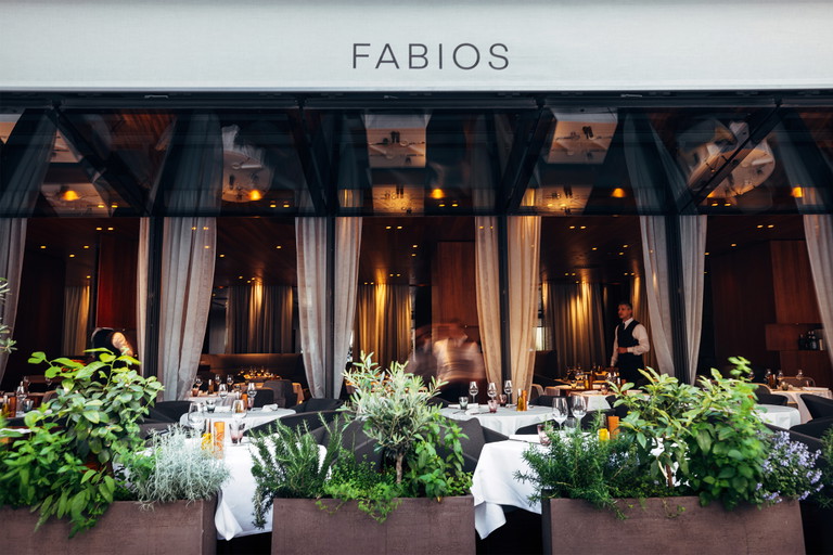 Der »Fabios«-Gastgarten samt Terrasse vereint urbanes Flair mit Komfort.