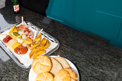 Einmal alles: Für den Bürgermeister und Wiens Wirtschaftkammerchef gibt es die »Leo«-Grillplatte mit Würsteln, Senf, Ketchup
und  – natürlich – Pfefferoni und Gurkerl. 