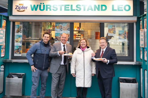 Der »Würstelstand Leo« ist ein Wiener Familien-unternehmen in dritter Generation: Seit 1991
führt Vera Tondl mit Sohn Patrick den Betrieb.