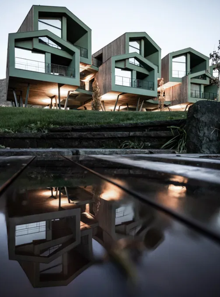 Floris Green Suites – Dieci nuove suite sospese su pilastri nel cuore della natura, che ampliano il Parc Hotel Florian a Siusi allo Sciliar riducendo al minimo l’impatto ambienta