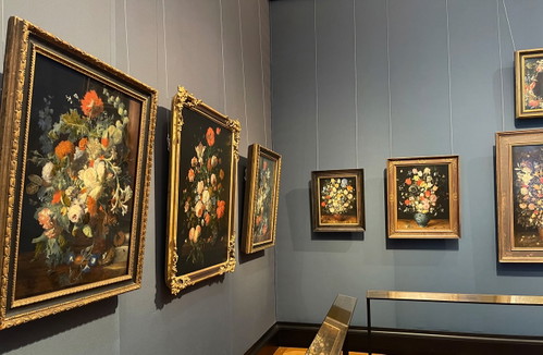 Die Vorbilder für Blumenschmuck und Ballfächer können in den prächtigen Sälen des KHM in Wien bestaunt werden.