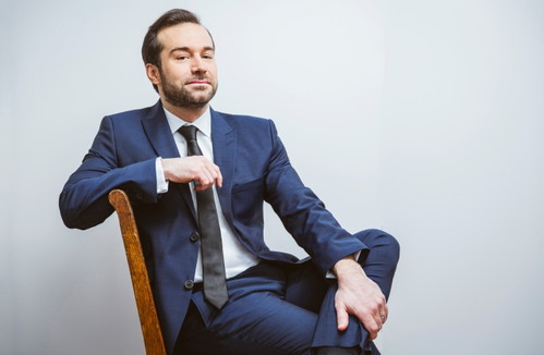 Der Franzose Fabien Gabel übernimmt als Chefdirigent das Tonkünstler-Orchester. Schon zuvor wirkte er am Pult internationaler Spitzenorchester.  