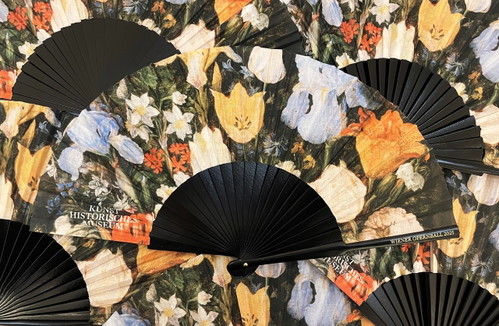 Der in Kooperation mit dem Kunsthistorischen Museum entstandene Ballfächer zeigt einen Ausschnitt aus dem »Kleinen Blumenstrauß« von Jan Brueghel dem Älteren.