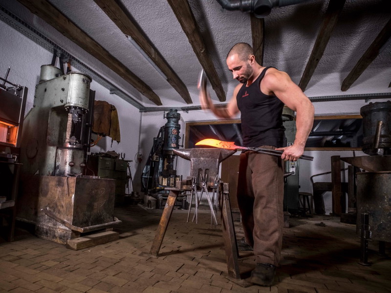 Der einstige Burgschmied von Riegersburg, Christoph Feichtl, ist seinem schönen Handwerk der Messerkunst auch an seinem neuen Standort in Rittschein bei Fürstenfeld treu geblieben.