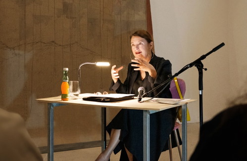 »Ein Zimmer für mich« heißt die Ausstellung der Steirischen Kulturinitiative im Stadtteil Reininghaus. Die Schriftstellerin Lydia Mischkulnig las aus diesem Anlass aus ihren Texten.