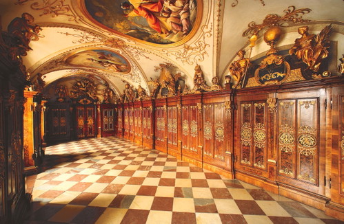 Das Dommuseum macht rund 2000 Jahre christliche Kultur erlebbar und zeigt sakrale Schätze, Altäre, Skulpturen und Gemälde. 