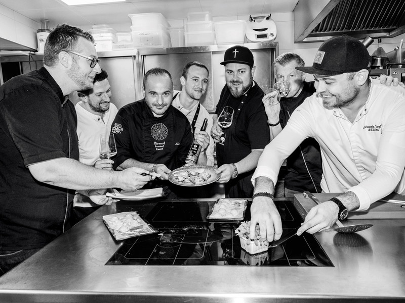 Von Fine Dining über Italo-Flair bis zum Wirtshaus: Die Gastroszene in St. Pölten hat in den vergangenen Jahren ein kulinarisches Profil entwickelt, das sich sehen lassen kann. Auch ohne Delikatessenläden und Nahversorger geht es nicht. Ein Kompass für Genießer. 
