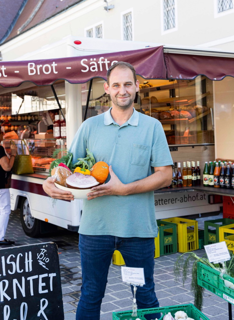 Michael Gruber vom Marktamt versteht den Wochenmarkt nicht nur als Handelsplatz, sondern auch als wichtigen Treffpunkt für die St. Pöltner. 