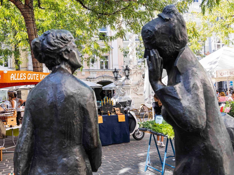 Die »Tratschenden Frauen«, eine Bronze-Skultptur des Künstlers Hans Freilinger, weist vom Herrenplatz aus den Weg zum Wochenmarkt: Bis zu 80 Standler versorgen die St. Pöltner mit regionalen Produkten und Delikatessen, manche von ihnen schon seit mehr als 30 Jahren.