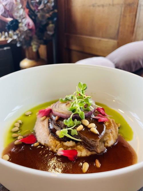Die «legendären» Kalbsbäggli mit schwarz-schmelzender Polenta, Zirbelnuss von der Pinie und Zwiebel.