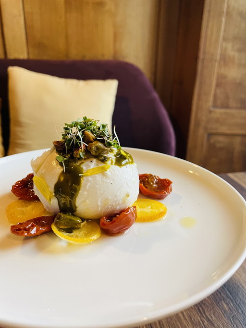 Eidgenössischer Büffelmozzarella mit getrockneten Tomaten, Pistazie, Dinkelbrot und Öl aus gepressten Oliven.