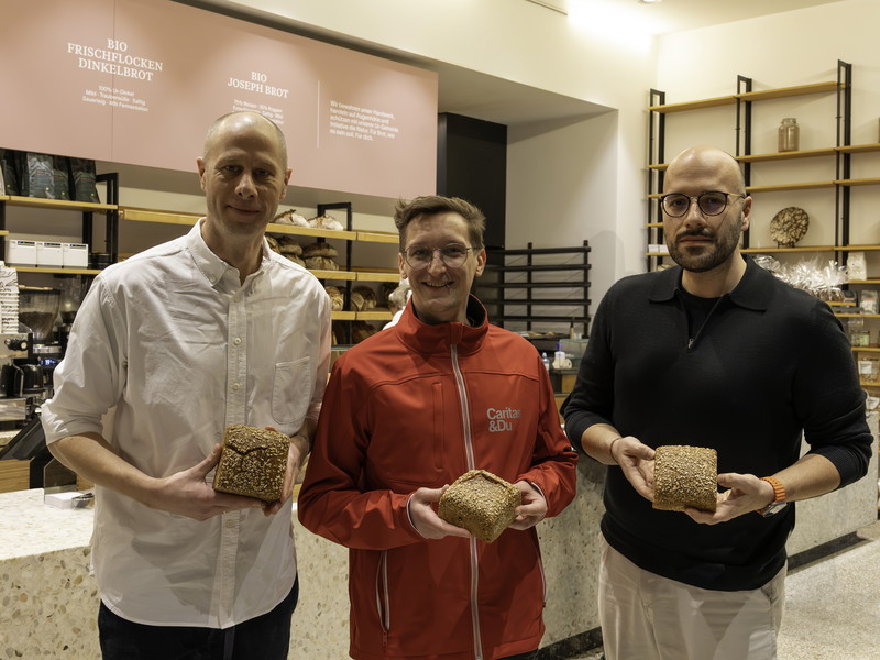 Josef Weghaupt, Andreas Jagersberger und Srđan Janjušić mit dem neuen »Caritas Schulbrot«.