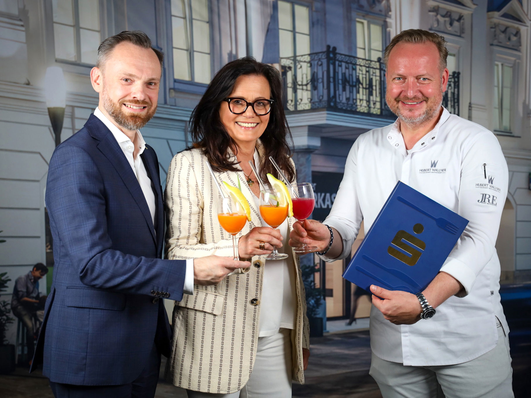 Kärntner Sparkasse-Vorstände Michael Koren und Mag. Ulrike Resei mit Top-Gastronom Hubert Wallner.