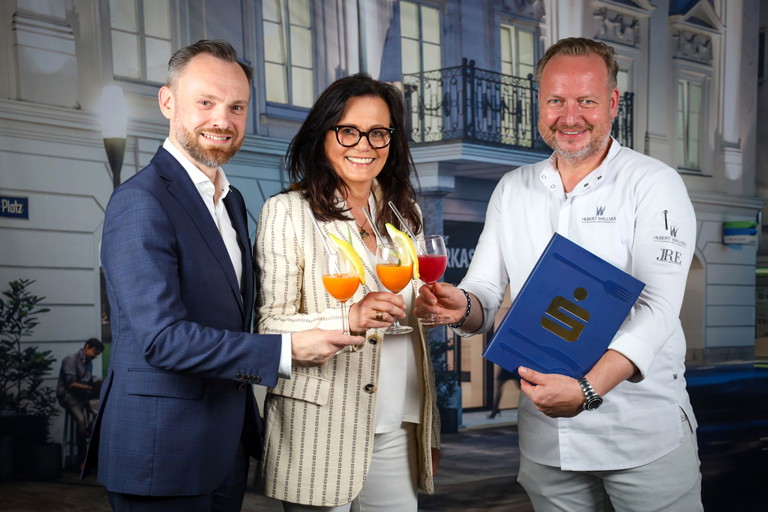 Kärntner Sparkasse-Vorstände Michael Koren (li.) und Ulrike Resei (mi.) mit Top-Gastronom Hubert Wallner (re.)