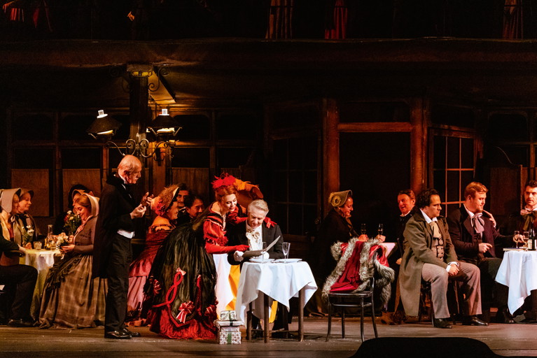 Ein lukullisches Vergnügen: Auf der Opernbühne (hier: Puccinis »La Bohème«) wird nur zu gerne gegessen und getrunken.