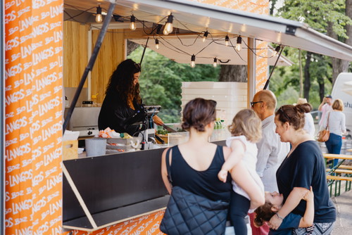 Pop-up von Walter Piller und Laura Scheybal mit dem Langos-Wagen.