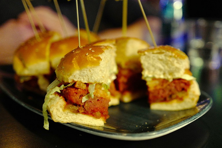 Optisch dank Brioche Bun, Eisbergsalat, Tomaten und Röstzwiebeln ein normaler Burger – der Wormwich.