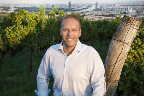 Michael Edlmoser bietet in seinem authentischen Heurigen in Mauer feine Schmankerl und Weine von internationaler Güte.