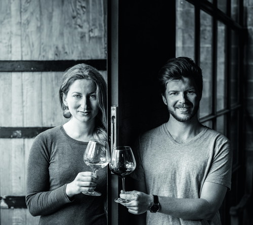 Myra Zündel und ihr Bruder Manuel. Die Winzerin sieht grosses Potenzial für Weisswein im Tessin. 