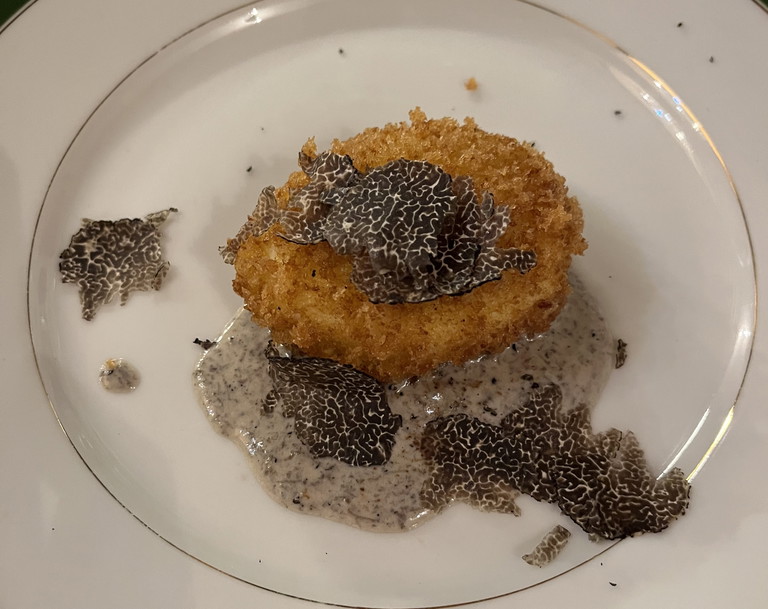Uovo in camicia impanato e fritto su fonduta di Ambra di Talamello e Tuber brumale