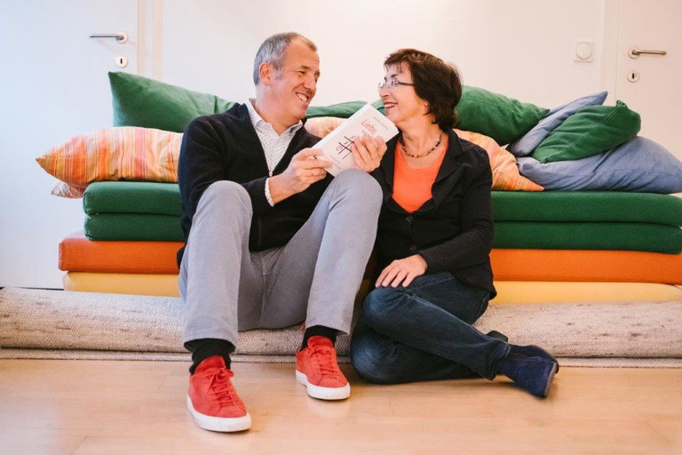 Ihr gemeinsames Buch findet regelmäßig Anwendung: »Liebe, wie gehts?: 52 paartherapeutische Impulse für gelingende Beziehungen«.