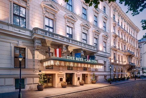 Das 5-Sterne-Hotel bietet herausragenden Service und exklusive Gastfreundschaft. In Kooperation mit Falstaff schafft das »The Ritz Carlton, Vienna«-Team ein einzigartiges Erlebnis im Champagner-Salon am Wiener Opernball.