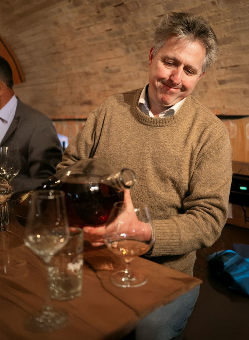 Winzer Andreas Herzinger hat sich nicht nur dem Wein, sondern auch dem Destillat verschrieben. Klar, dass er den ersten Hauptstadtweinbrand kreiert hat.