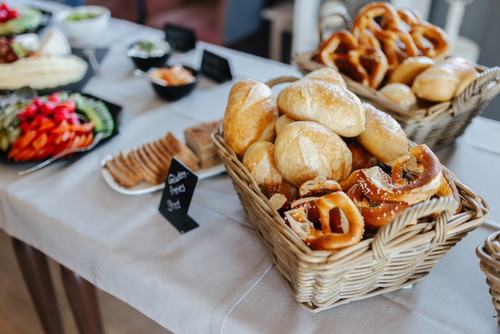 Hotels müssen beispielsweise beim Frühstücksbuffet ab sofort auch schriftlich angeben, woher Brot, Brötchen und Gebäck stammen.