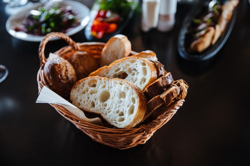 In Schweizer Restaurants muss schriftlich deklariert werden, woher das Brot kommt.