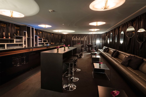 Die Bar. Weiche Stoffe, elegantes Gold und Schwarz: 
Für das edle Ambiente im Champagner-Sa lon ist gesorgt.