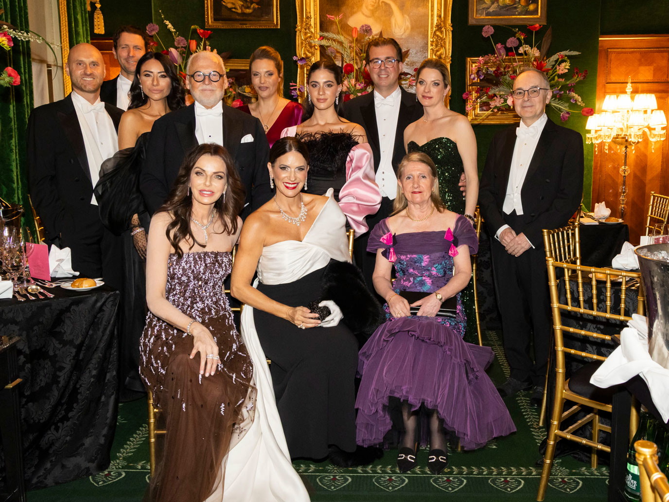 Angelika und Wolfgang Rosam stimmten sich mit ihren internationalen Gästen im »Hotel Sacher« auf die Ballnacht ein.