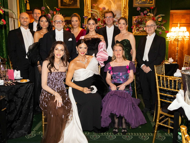 Angelika und Wolfgang Rosam stimmten sich mit ihren internationalen Gästen im »Hotel Sacher« auf die Ballnacht ein.