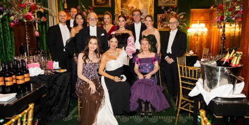 V.l.n.r.: 1. Reihe: Angelika Rosam, Manuela Touma, Botschafterin Aurora Mejίa Errasquin. Hintere Reihe v.l.n.r: Thomas Hopfgartner, Salvatore Ferragamo, Giorgia Villa, Wolfgang Rosam, Christine Maninger-Ferragamo, Georgia Touma, Clemens Schindler und Katharina Schindler, Botschafter Pascual Ignacio Navarro Rίos.
© Xenia Trampusch