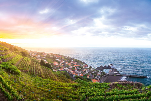 Die wunderschöne portugiesische Insel Madeira, Heimat des gleichnamigen Likörweins. 