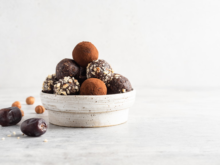 Le praline energetiche senza zucchero a base di datteri, nocciole e cacao in polvere sono una tendenza in ascesa.
